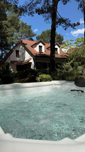 Willa Las&Luksus Jacuzzi Sauna i Relaks pod Warszawą — 4-Star Luxury Hotel in Konstancin-Jeziorna, Poland