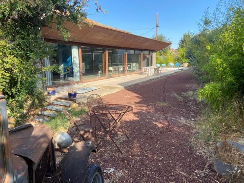 Grand loft proche du centre avec jardin et piscine in Pezenas, France