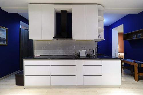 Stylish 2BR Apt in Vake Central Tbilisi By Wehost