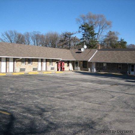 Economy Inn & Suites Cedar Lake - photo 3
