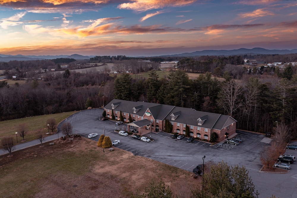Mountain Inn & Suites - photo 29