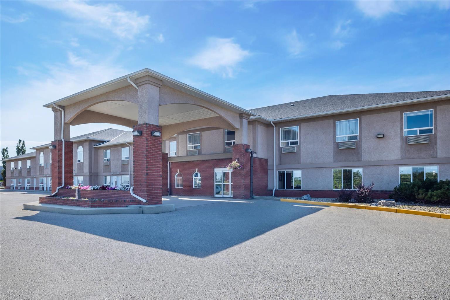 Clarion Pointe - carbon neutral hotel in Rimbey