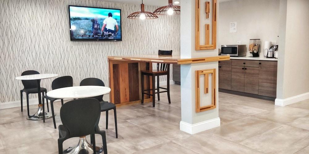 Microtel Inn & Suites By Wyndh - photo 15