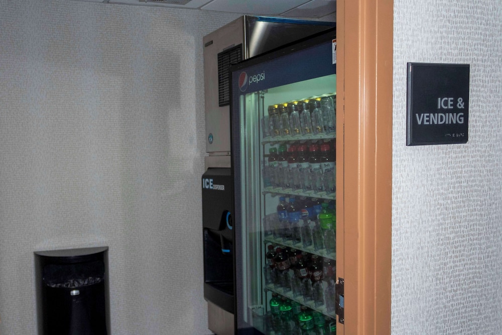 Hampton Inn & Suites Riverton - photo 65