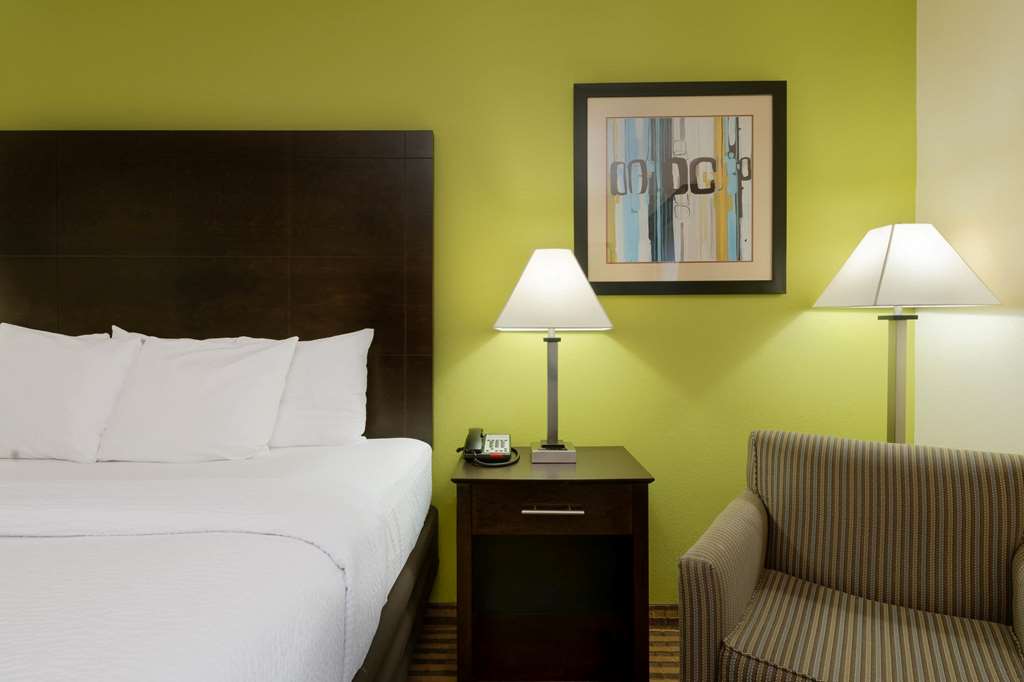 La Quinta Inn & Suites by Wyndham Columbus Grove City - photo 31