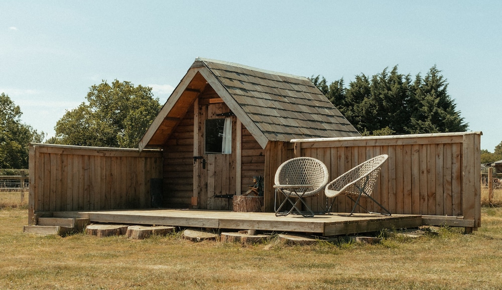 Glamping at the Retreat Wiltshire is rural bliss — hotel in Chippenham