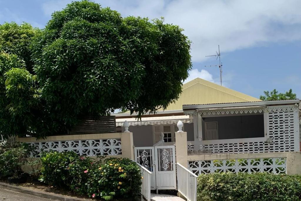 Villa à louer à Sainte Anne en Martinique — 4-Star Luxury Hotel in Sainte-Anne-Sur-Brivet, Martinique