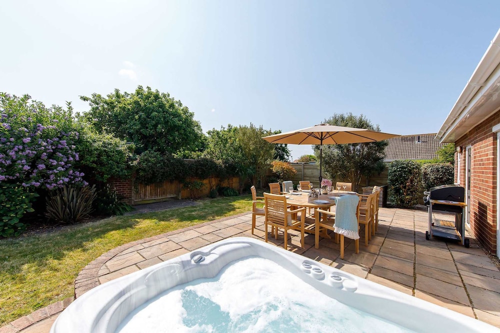 Beach house for 10 with hot tub & garden — 4-Star Luxury Hotel in Chichester, United Kingdom