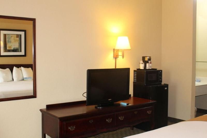 McPherson Inn By Oyo; I 135 - photo 3