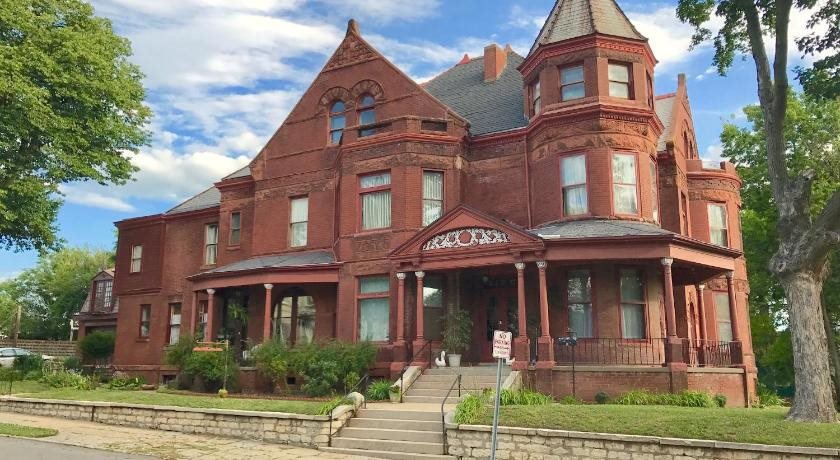 Vineyard Mansion B&B — 4-Star Luxury Hotel in Saint Joseph, United States