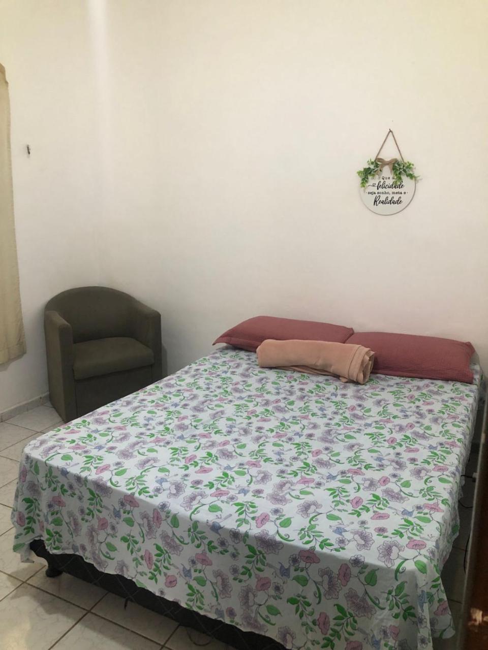 Quarto Simples E Organizado. in Campina Grande, Brasil