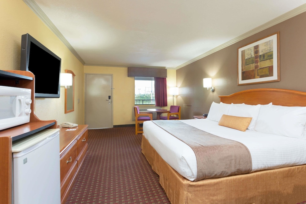 Baymont Inn & Suites Horn Lake Southaven - photo 2