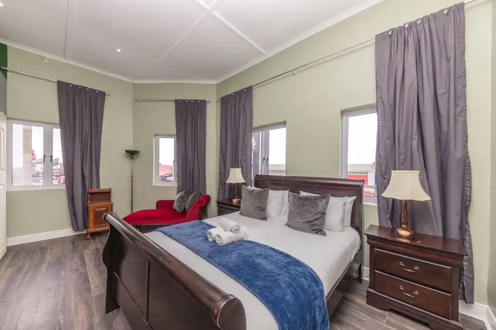 Central and Cosy 1 BD Studio Apartment in Woodstock Cape Town