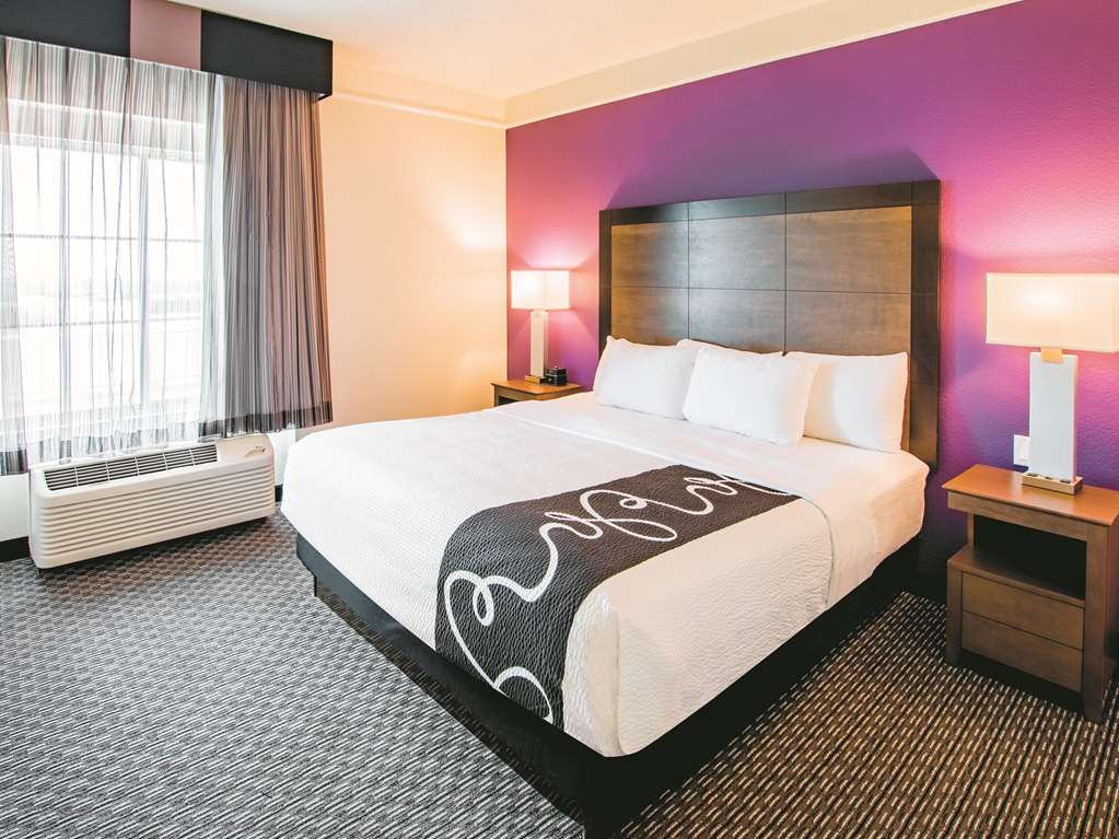 La Quinta Inn & Suites by Wyndham Fort Worth City View - photo 32