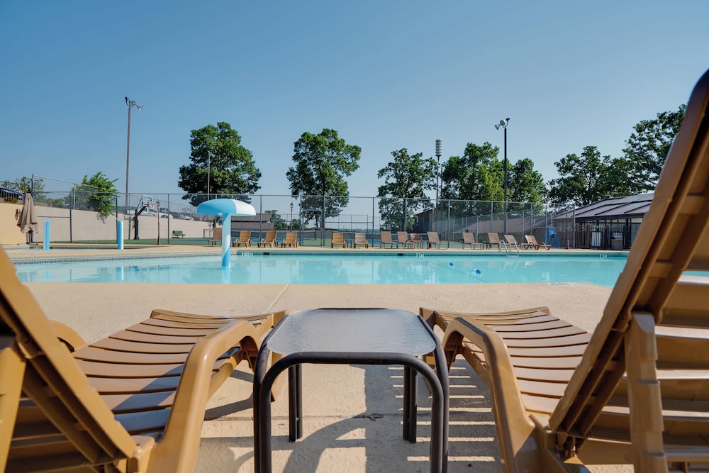 Troon Golf View Golf Course View On Site Amenities — 4-Star Luxury Hotel in Branson, United States
