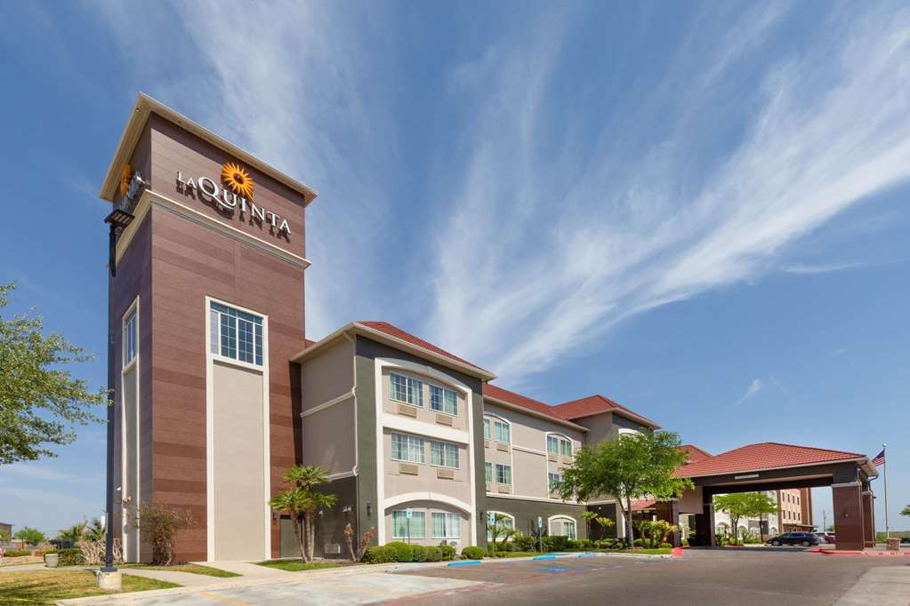 La Quinta Inn & Suites by Wyndham Laredo Airport - photo 3