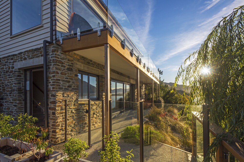 Kohanga Luxury Lakeside Villa by Amazing Accom — 5-Star Luxury Hotel in Queenstown, New Zealand