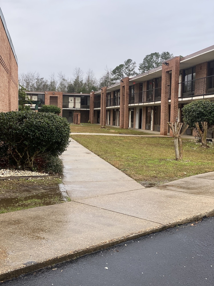Days Inn by Wyndham Ozark - photo 21