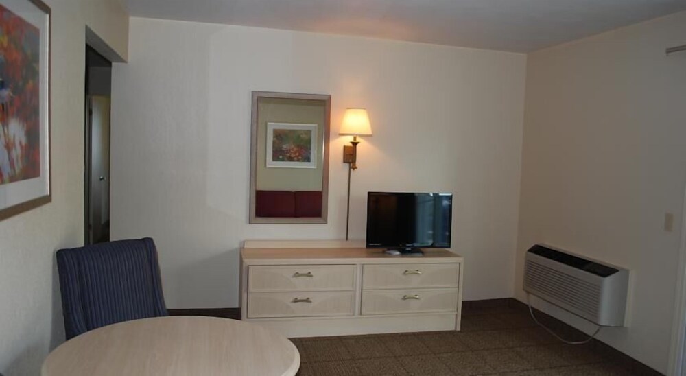 Clinton Inn & Suites - photo 11