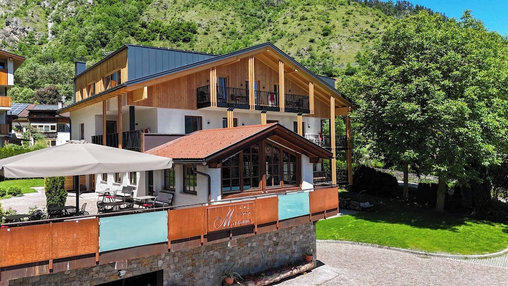 Garni Marianne — 4-Star Luxury Hotel in Malles Venosta, Italy