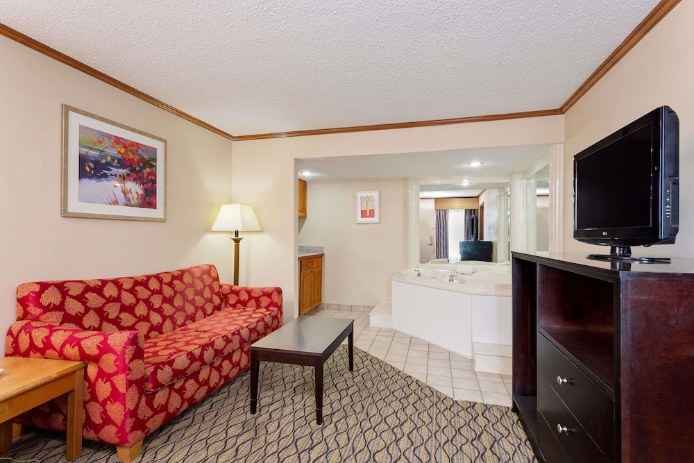 Baymont by Wyndham Kalamazoo East - photo 6