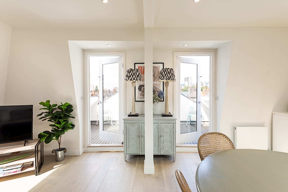Bright and Spacious Penthouse With Terrace — 4-Star Luxury Hotel in London, United Kingdom
