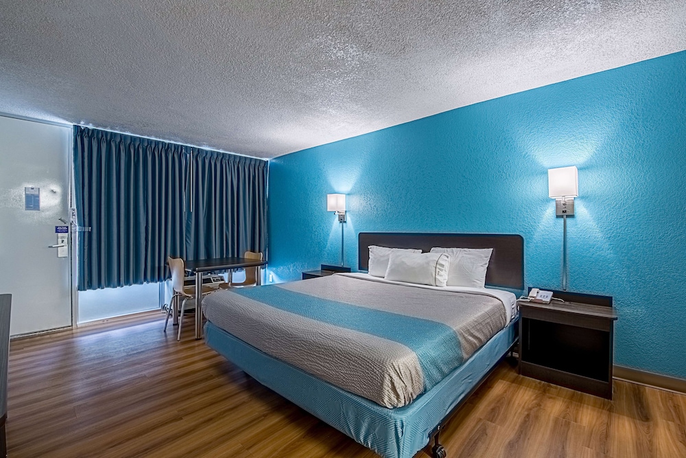 Motel 6 Pekin IL - photo 16