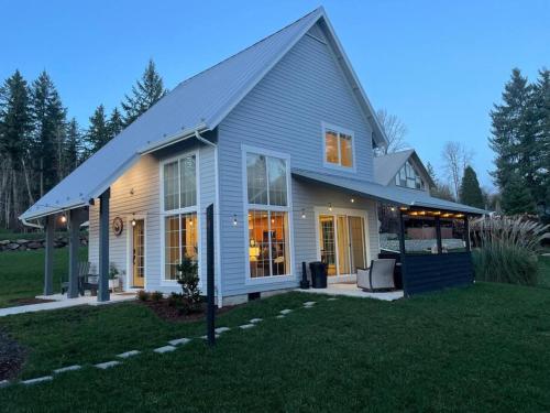 Romantic Cozy Cabin Walk to lake Hot tub Bikes Kayaks Grill — 4-Star Luxury Hotel in Onalaska, United States