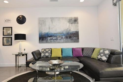 Beautiful 3 Bed Villa 10 Minutes From Disney Serenity Resort townhouse in Orlando, United States