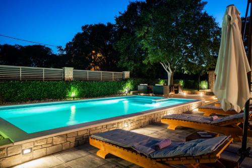 Luxury Villa Carlin with heated pool — 4-Star Luxury Hotel in Pridraga, Croatia