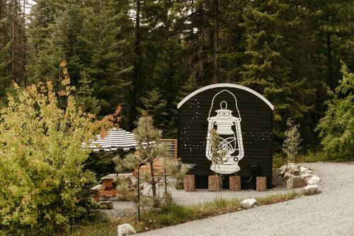 The CAMP HAUS A Montana Tiny Cabin Forest Retreat — 4-Star Luxury Hotel in Lakeside, United States