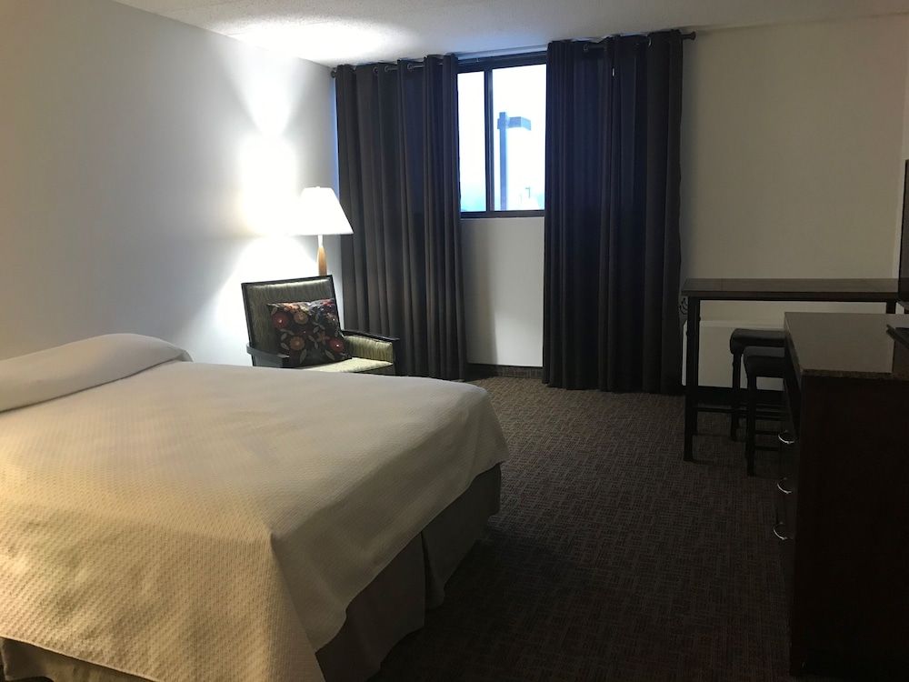 Clive Hotel & Suites - photo 11