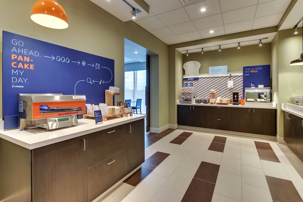Holiday Inn Express & Suites Nashville Metrocenter Downtown by IHG - photo 53