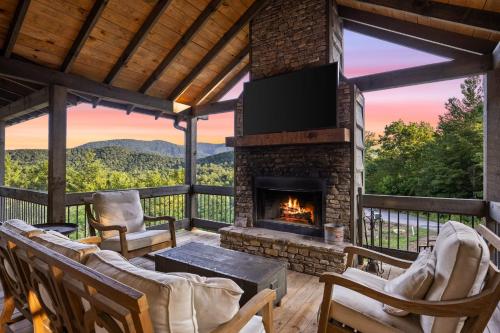 Surreal Views Outdoor Fireplace Pool Table Hot Tub in Epworth, United States