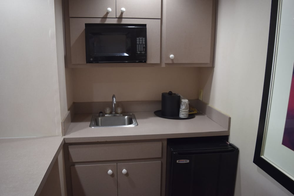 Landmark Inn Hartsville - photo 28