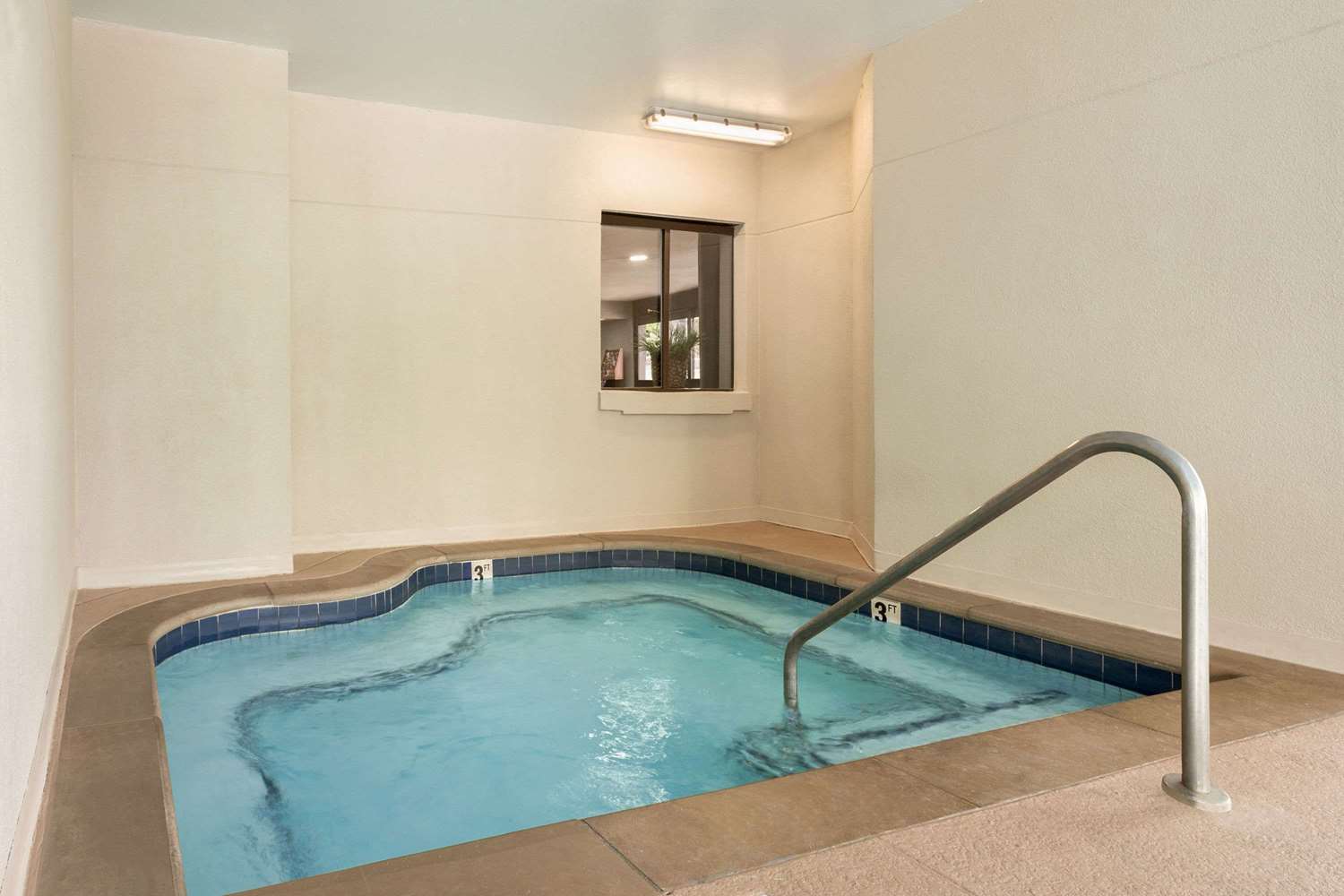Super 8 by Wyndham Nashville Airport North - photo 7