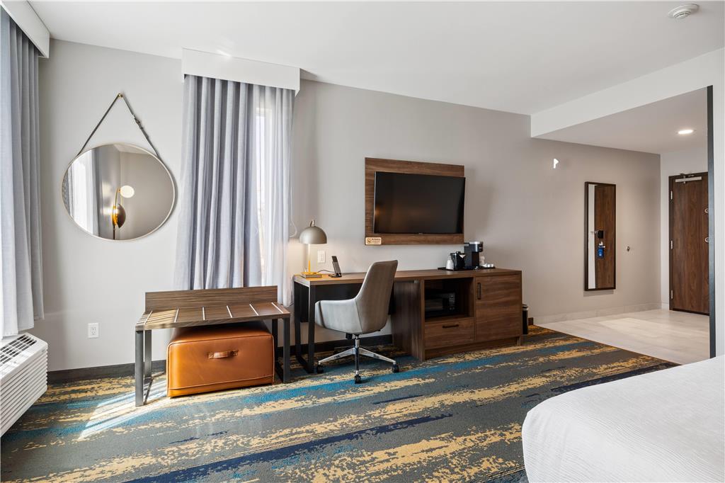 La Quinta Inn & Suites by Wyndham La Habra - photo 47