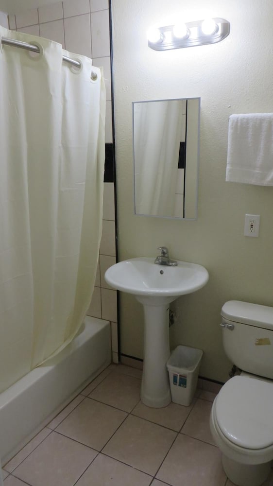 Castaway Motel - photo 16