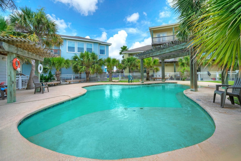2 Homes in Las Palmeras by Avantstay Sleeps 18 Resort Pool Private Patio Walk to Town Golf Cart Zone
