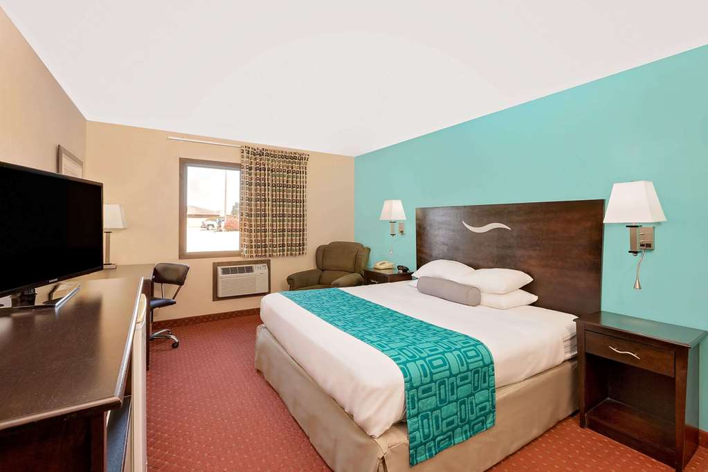 Howard Johnson by Wyndham Waterloo Cedar Falls - photo 15
