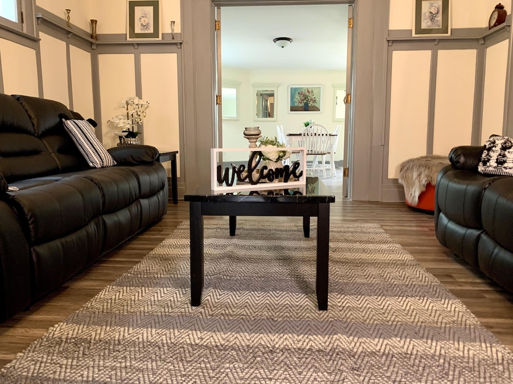 The Aquarium Chateau With Private Yard & Parking Near Falls Casino by Niagara Hospitality in Niagara Falls, United States