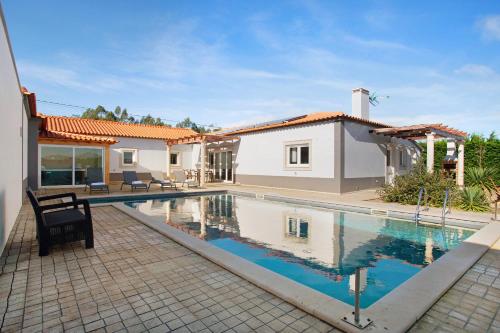 Villa Rosa com Piscina e Jacuzzi — 4-Star Luxury Hotel in Salir De Matos, Portugal