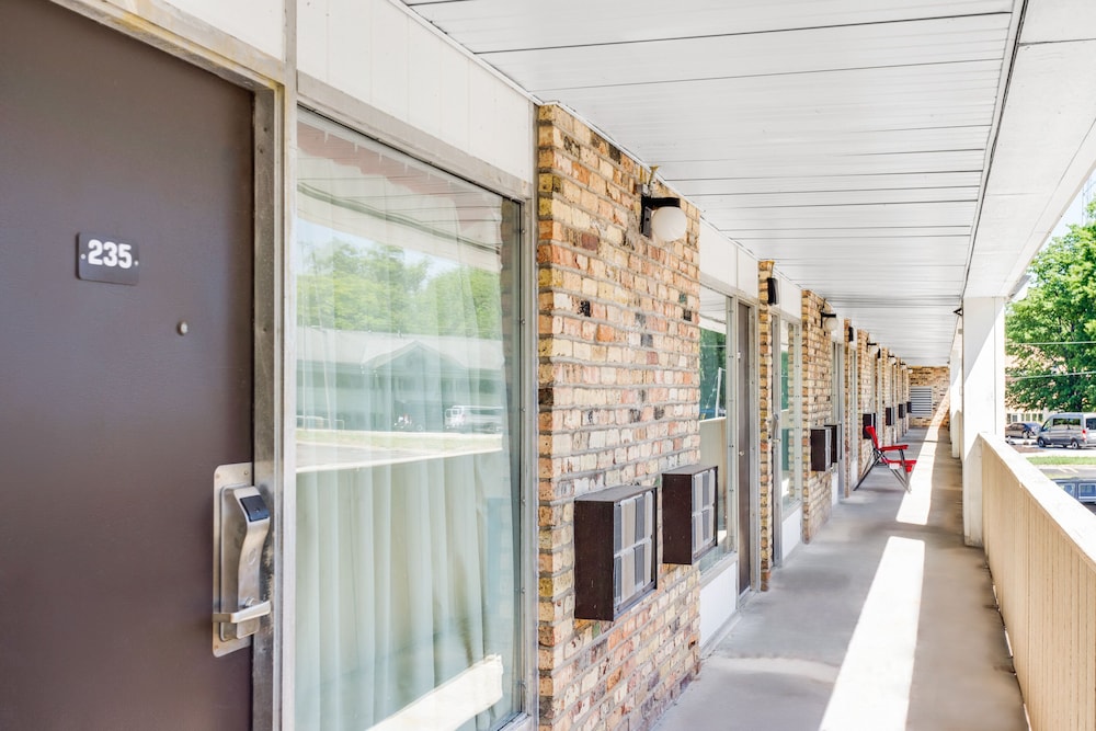 OYO Hotel Mona Lake Muskegon - photo 28