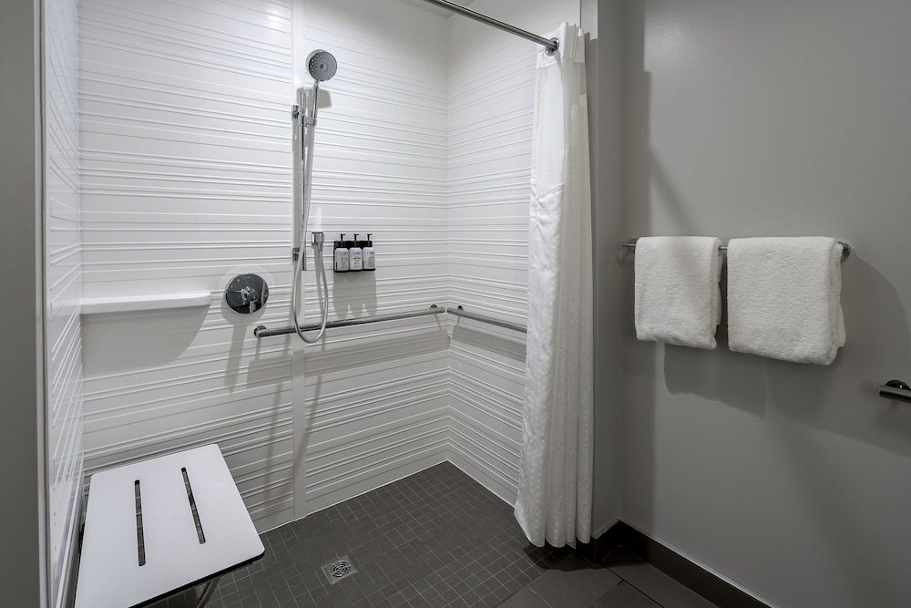 avid hotel Milwaukee West Waukesha by IHG - photo 18