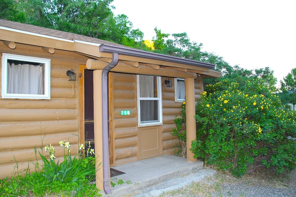 Yellowstone Hot Springs Resort - photo 12