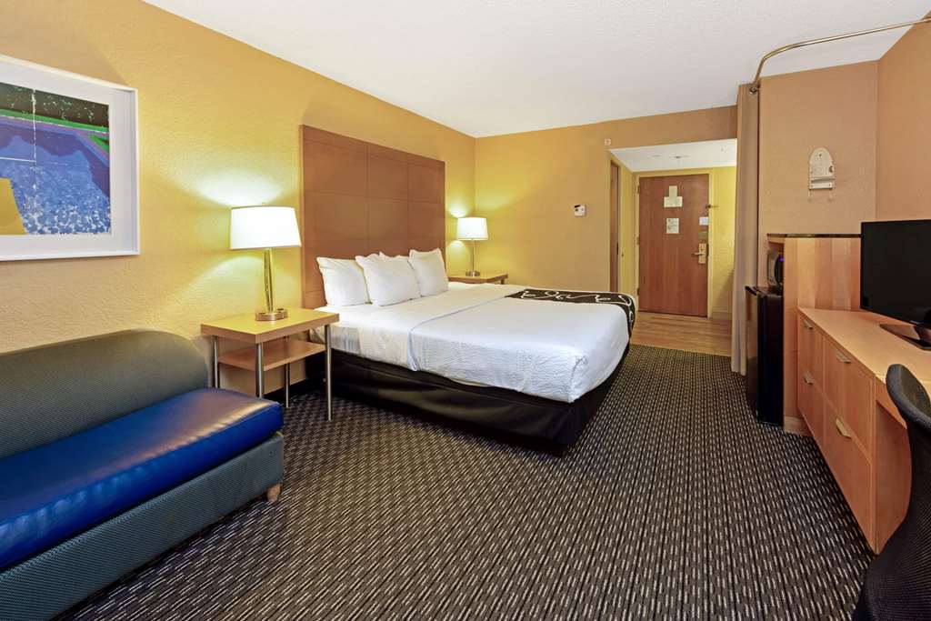 La Quinta Inn & Suites by Wyndham Coral Springs South - photo 33