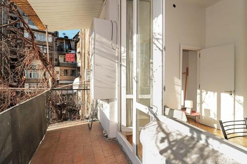 Cozy and Stylish Apt Next to Stamba and Rooms