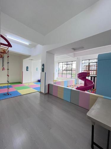 Metro Living Retreat Three Bedroom Apartment With Swimming Pool Fully Equipped Gym Ample Parking Space And Proximity To Major Shopping Malls