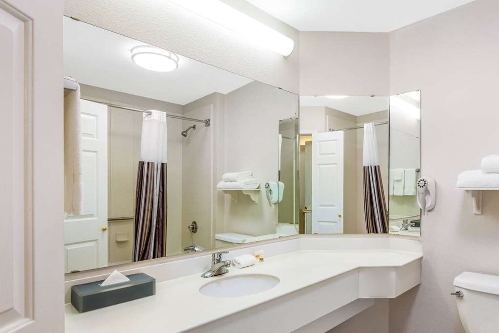 La Quinta Inn & Suites by Wyndham Fremont Silicon Valley - photo 20