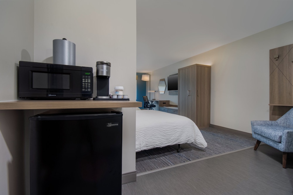 Holiday Inn Express & Suites Muskegon Grand Haven an IHG Hotel - photo 17